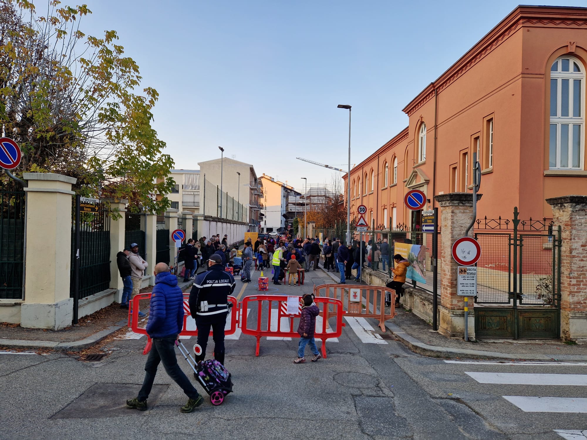 Un successo la sperimentazione della strada chiusa al traffico per qualche ora davanti alla scuola Umberto Sacco per lasciare spazio a giochi e attività