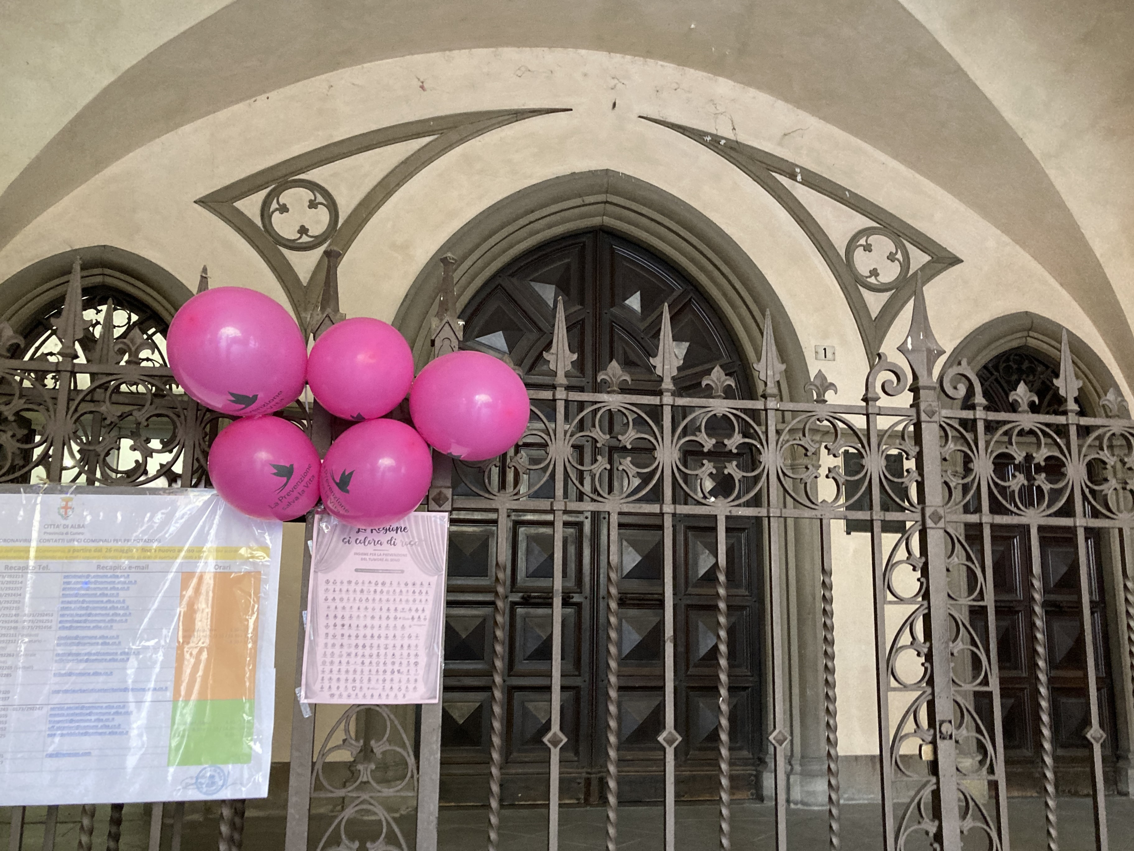 Palloncini e torri rosa per la campagna di prevenzione del tumore al seno