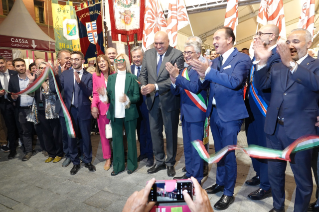 Il ministro Guido Crosetto ha tagliato il nastro della 93esima Fiera internazionale del Tartufo Bianco d’Alba