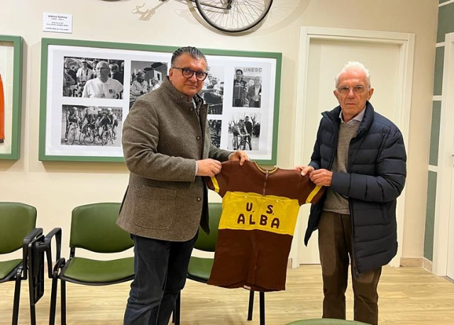 Il campione di ciclismo Matteo Cravero dona una maglia storica per la Sala dello Sport “Albino Gallina” 