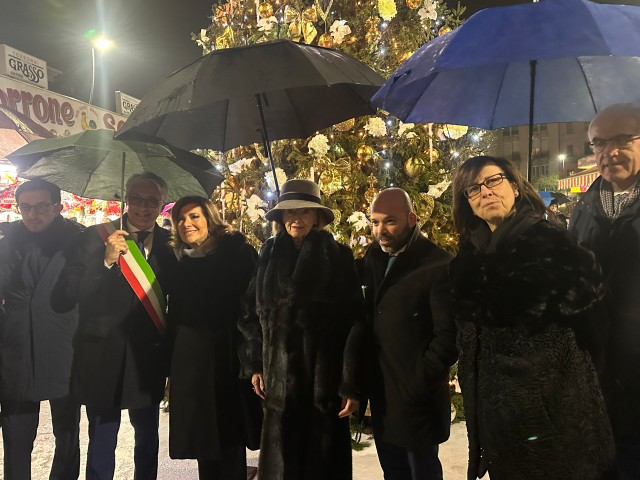 Il ministro Casellati oggi accolto ad Alba ha partecipato all’accensione dell’albero di Natale dono della famiglia Ferrero e visitato il Mudet