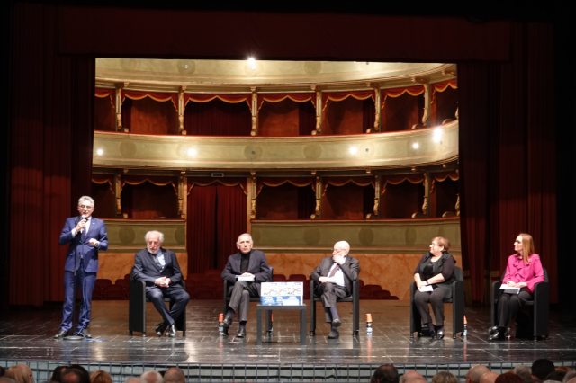 Teatro Sociale sold out per la presentazione del libro di Tomaso Zanoletti “Alba, una piccola grande città”