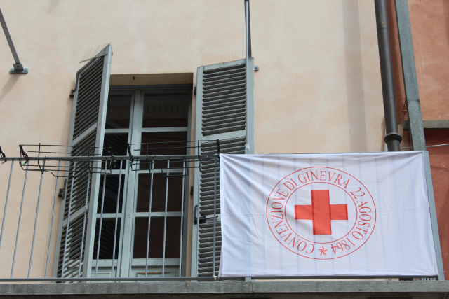 Bandiera e luci delle torri illuminate di rosso per la Giornata mondiale della Croce Rossa